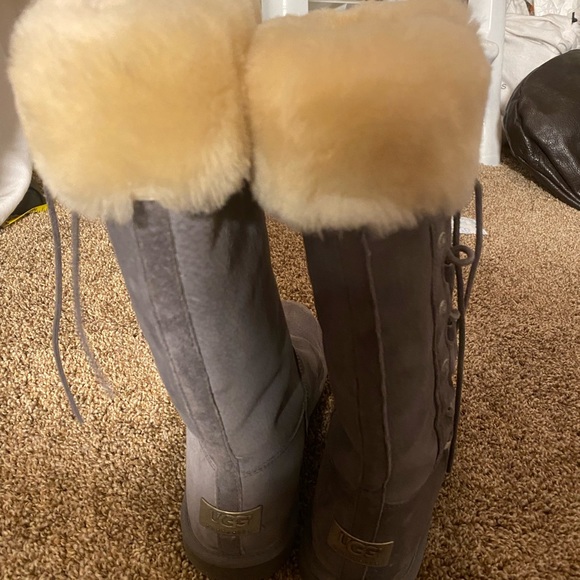 UGG gray fur in the inside Tall Uggs size 8 - Picture 9 of 13
